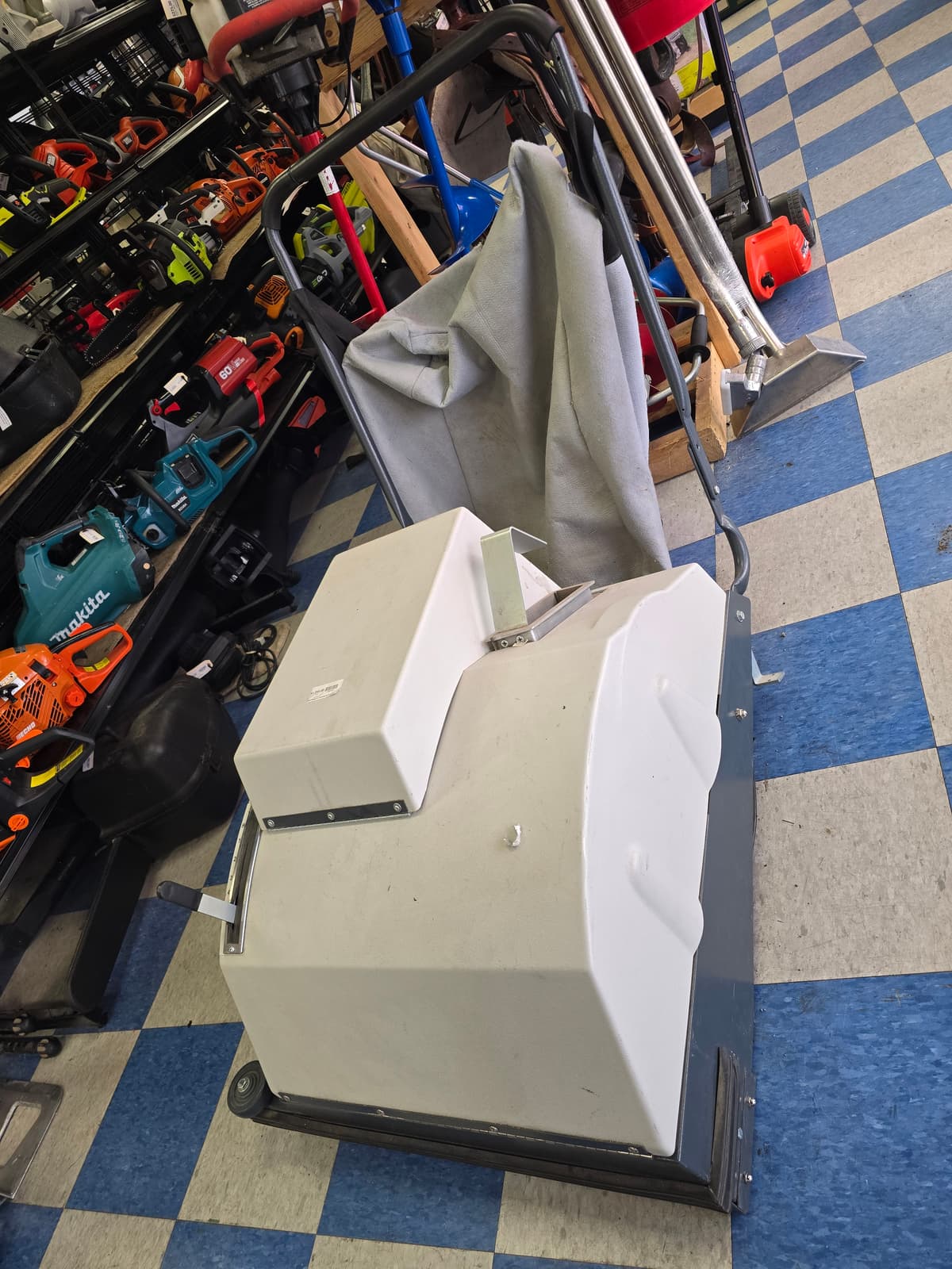 Minuteman 747 Commercial Vacuum with Charger - Heavy Duty 2