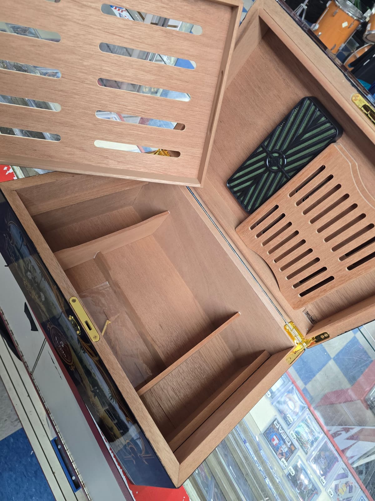 5 Vegas Classic Cigar Humidor Box with Dividers & Humidifier 3